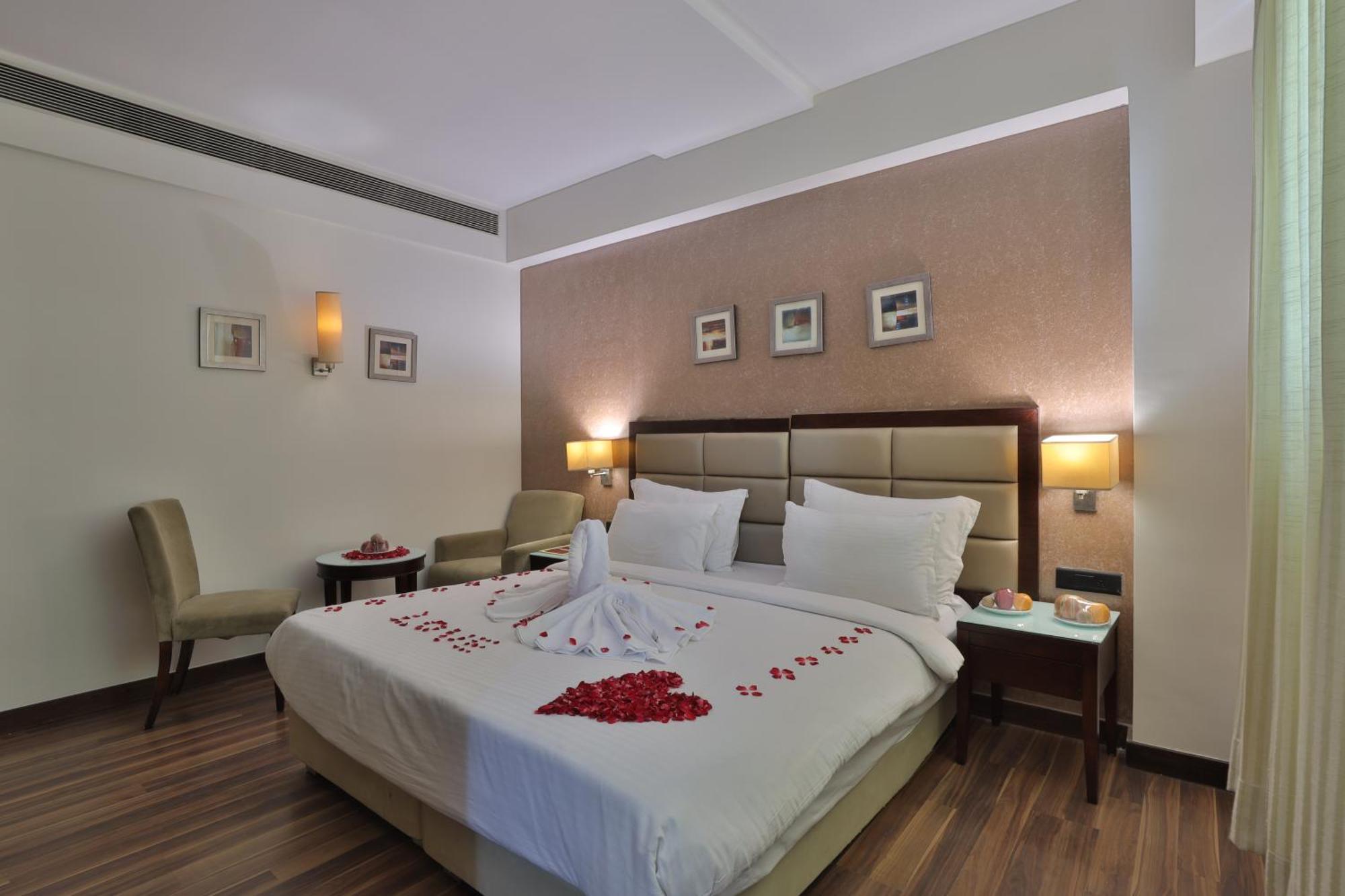 Krios Hotel - Near Sg Highway, Ахмедабад Екстериор снимка