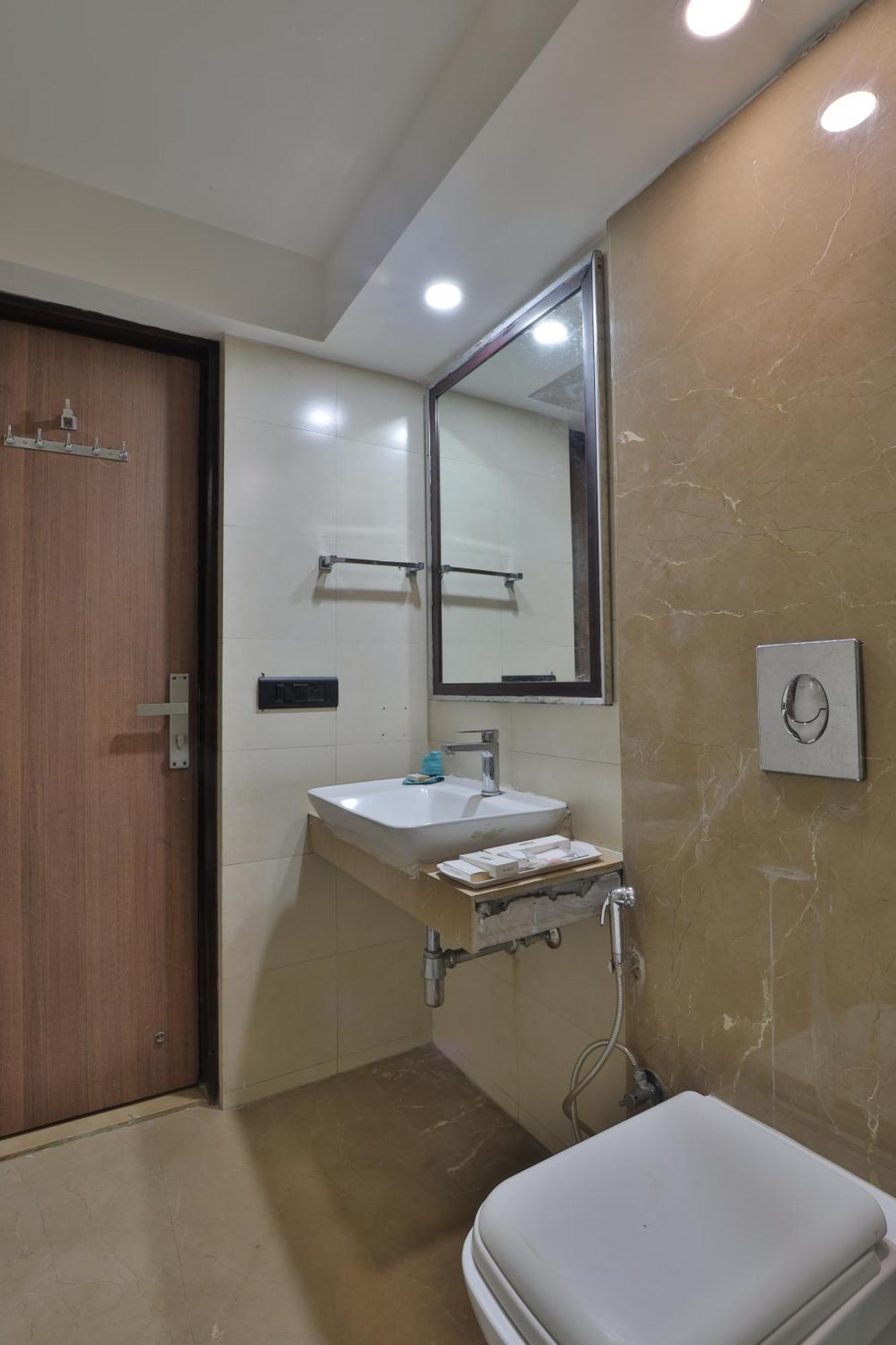 Krios Hotel - Near Sg Highway, Ахмедабад Екстериор снимка