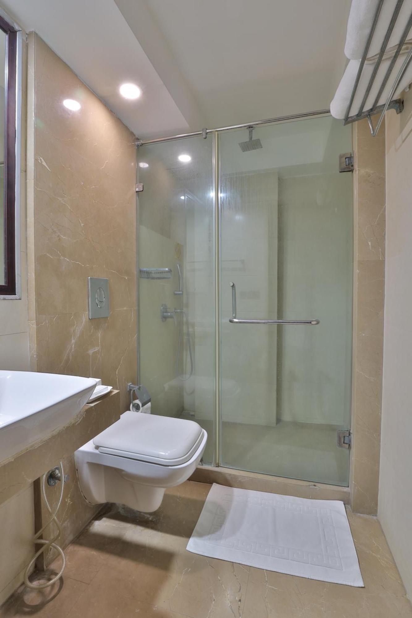 Krios Hotel - Near Sg Highway, Ахмедабад Екстериор снимка