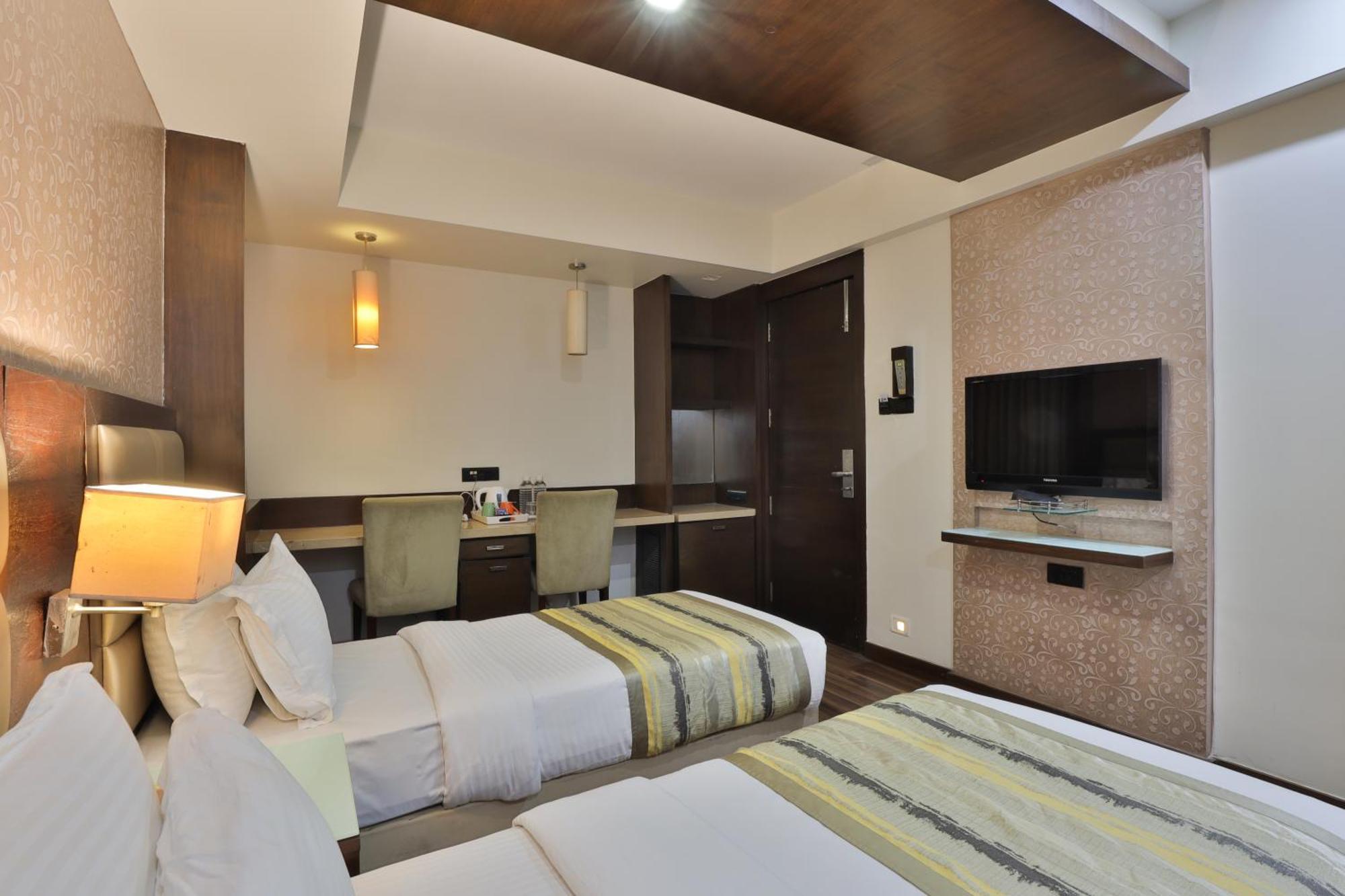 Krios Hotel - Near Sg Highway, Ахмедабад Екстериор снимка