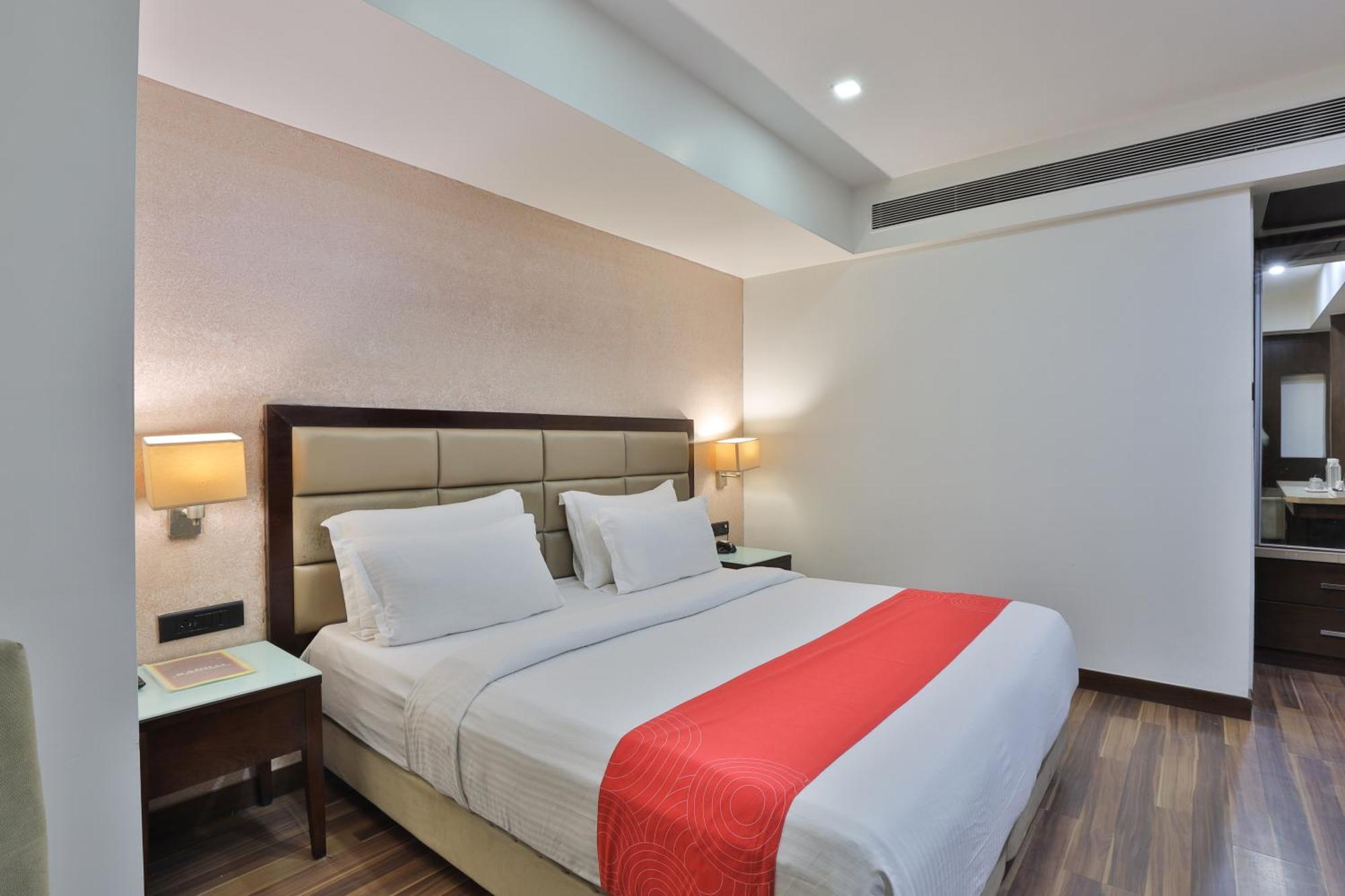 Krios Hotel - Near Sg Highway, Ахмедабад Екстериор снимка
